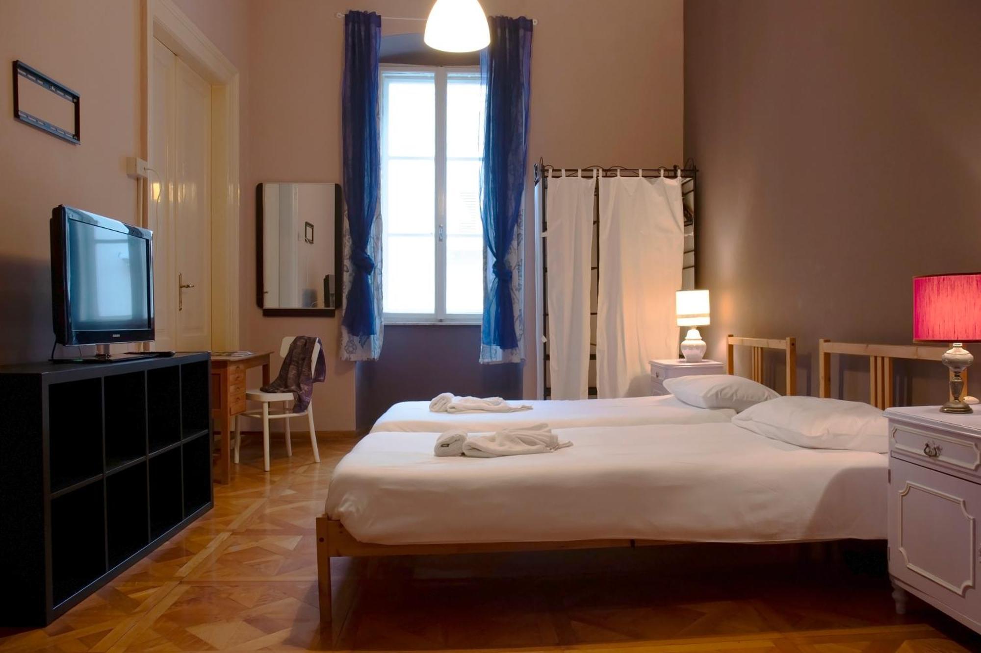 Hostel Teatro Триест Екстериор снимка